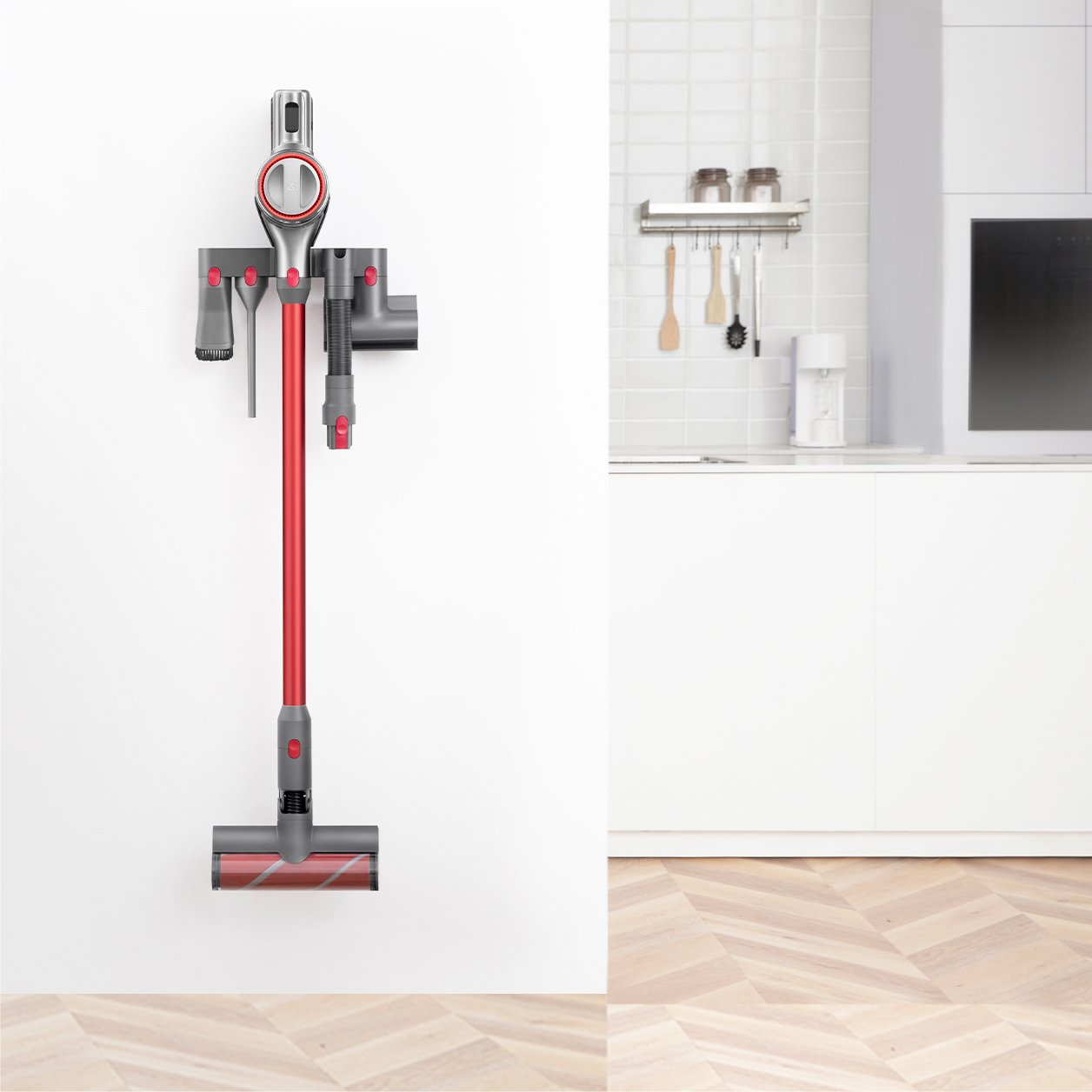 Roborock H6 wisi na ścianie w zamontowanej tam stacji ładującej.